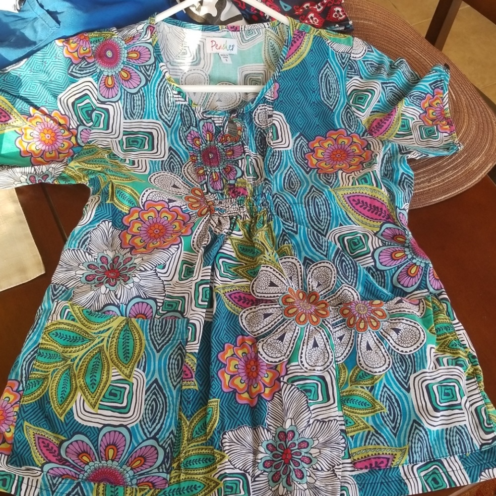 Small floral gently used scrub top